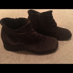 Bare Traps ankle bootie